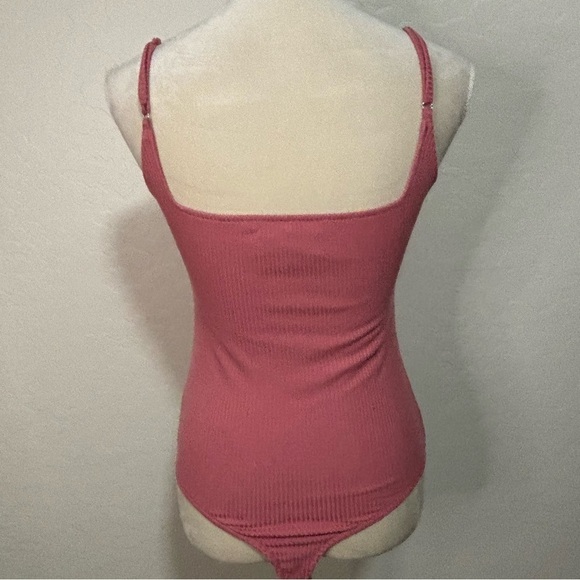 Lulu’s Danyelle Pink Soft Fitted Ribbed Sleeveless Bodysuit Size M - Picture 2 of 9